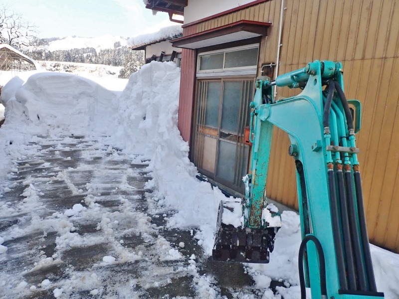 隣家の雪片付け　前日の続き作業を再開します_c0336902_20584147.jpg