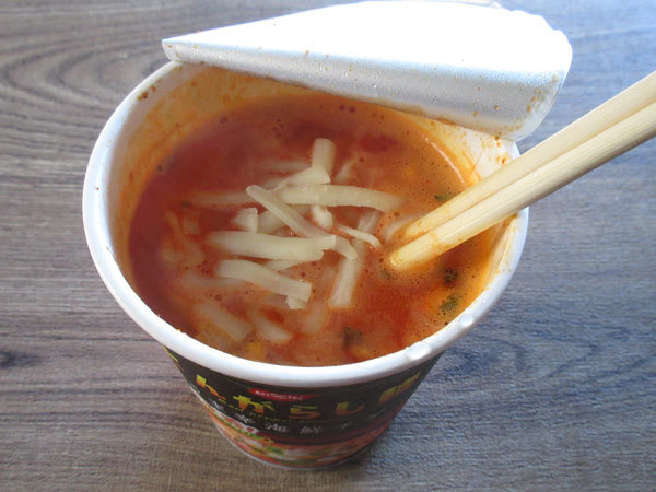 【日清食品】日清のとんがらし麺 うま辛海鮮チゲ…にチーズ入れてみた!_c0152767_07235410.jpg