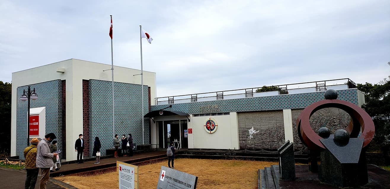 和歌山県串本に入り、トルコ海軍の軍艦エルツゥ―ルル号の遭難事故現場で両国の国歌を流し献花。_c0186691_19144088.jpg