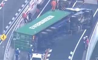 『 阪神高速でトレーラー横転　大阪市中心部、車線ふさぐ』／報道_b0003330_22583545.jpg