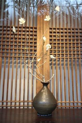 花だより 鉄釉瓶とモクレン_a0279848_10123067.jpg