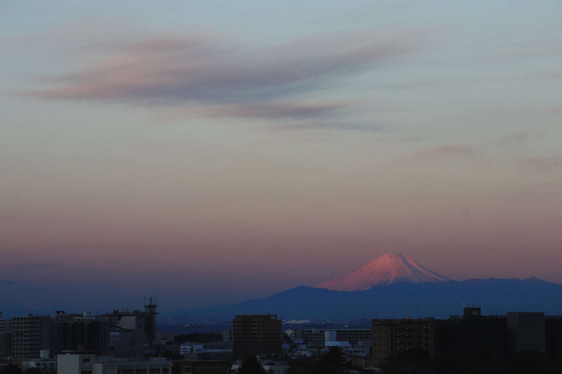 朝日に映えるすじ雲 巻雲 と富士山 日々の風景