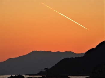 一瞬の輝き、夕日が沈む_e0175370_11105324.jpg