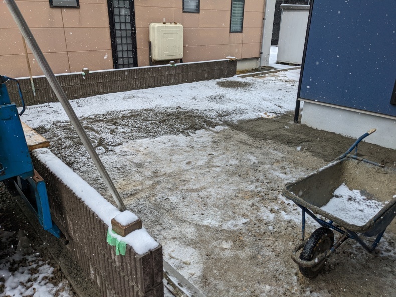 真冬の外構工事は足が冷たい_f0390289_08440377.jpg
