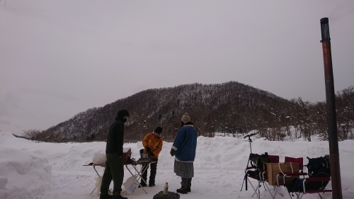 冬、八剣山の麓のキャンプ場でスモアを味わう。_d0198793_11435325.jpg