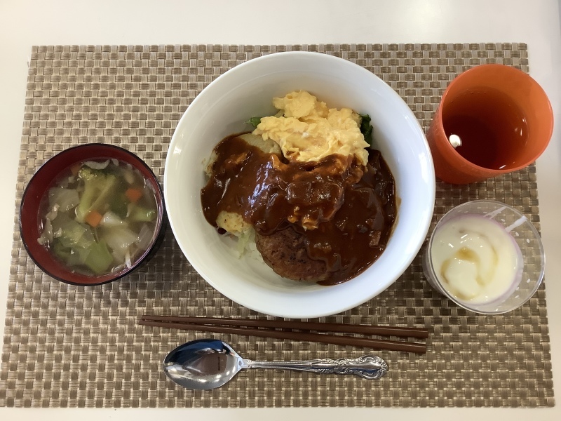 ひだまり工房昼食 ロコモコ丼 野菜スープ ヨーグルト 今日の献立