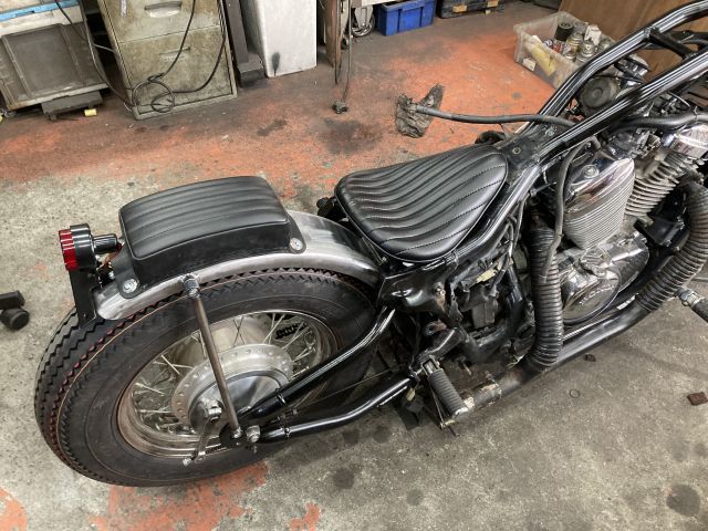 Vツインマグナ バイクシート 2人乗り コブラシート 威風堂々と