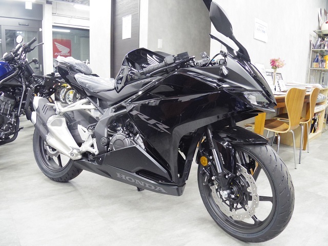 CBR250RRグラファイトブラック入荷！ : バイクの横輪