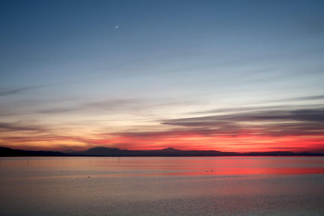 夕焼けに紅のトラジメーノ湖久しぶりに友人と_f0234936_17002409.jpg