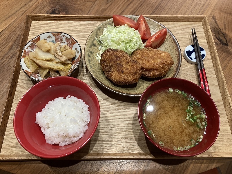献立 コロッケ じゃがいもと白菜と油揚げの旨煮 豆腐のお味噌汁 Kajuの 今日のお料理 簡単レシピ