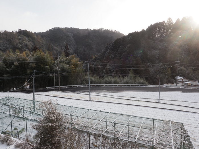 今朝は薄っすら雪景色_c0116915_20093832.jpg
