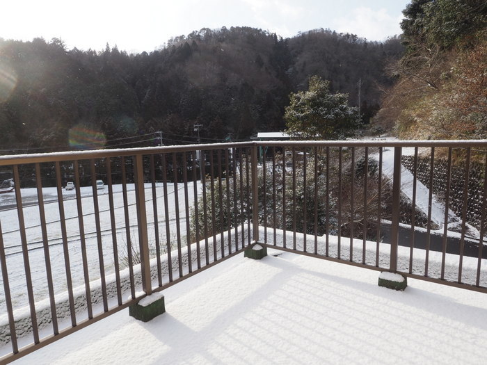 今朝は薄っすら雪景色_c0116915_20102368.jpg