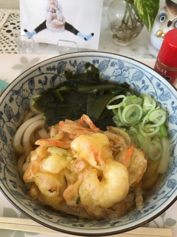 小海老のかき揚げとワカメうどん_b0417696_00213203.jpeg