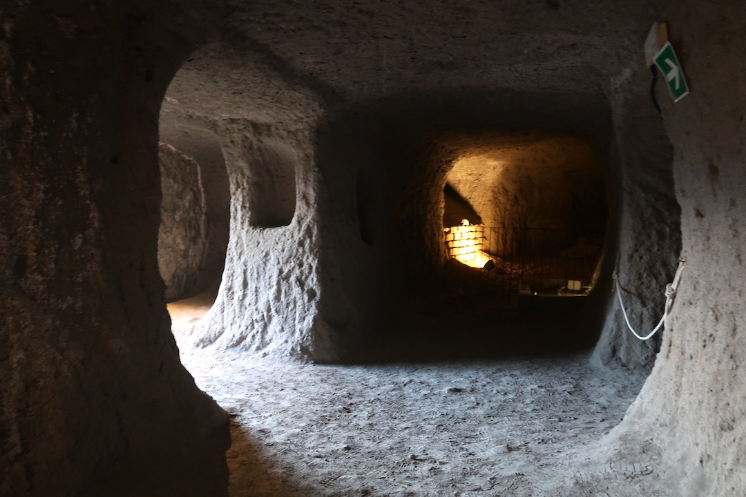 オルヴィエート無数のハト飼育場、地下 岩壁内に５層の通路・洞窟_f0234936_05183370.jpg