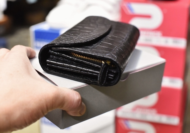 クロコ型押し革 MIDDLE WALLET ★★ 春財布 etc..._d0152280_17312931.jpg