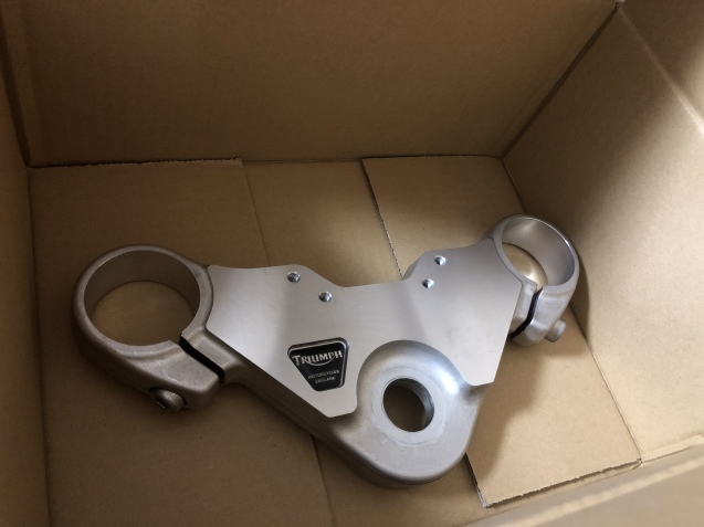 トライアンフスラクストン1200RS 、トップブリッジ Yahoo!オークション - トライアンフ スラクストン1200RS トップ