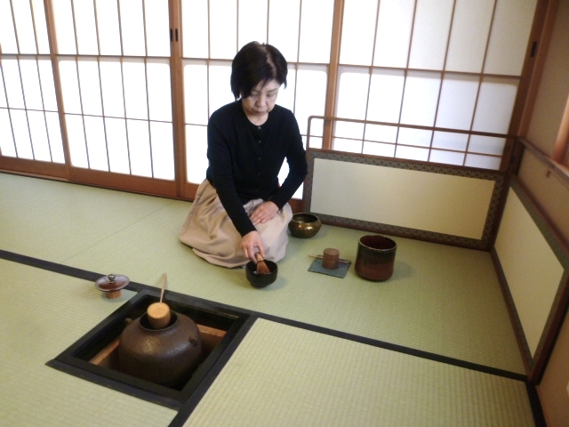 お稽古風景(56)…「和巾」【炉】 : 朝日茶道教室