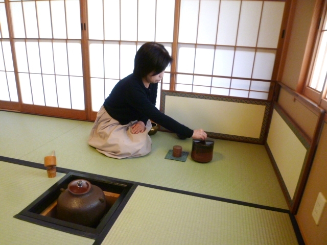 お稽古風景(56)…「和巾」【炉】 : 朝日茶道教室