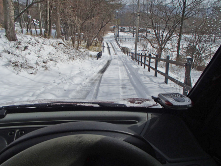 アイスバーンの上に積雪した急坂_f0064906_16363536.jpg