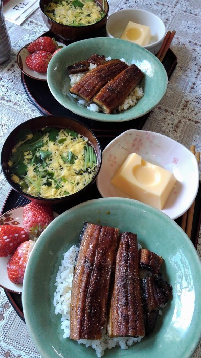 ■昼ごはん【鰻丼とかきたまスープ】滑って転んでイタタッ!の 義姉宅で調理です♪_b0033423_18335927.jpg