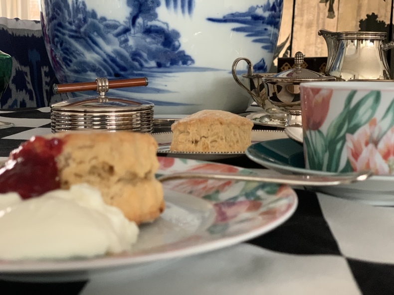 英国王室のスコーンとチューリップ柄のティーカップ_f0380954_20352092.jpeg