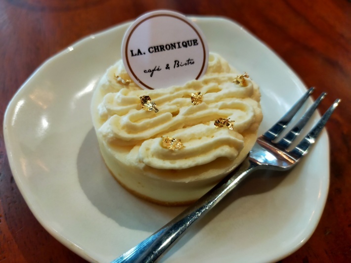 カフェ情報☆プチサイズのチーズケーキとコロニアル調の素敵カフェ＠LA CHRONIIQUE(プノンペン)_e0408534_17560025.jpg