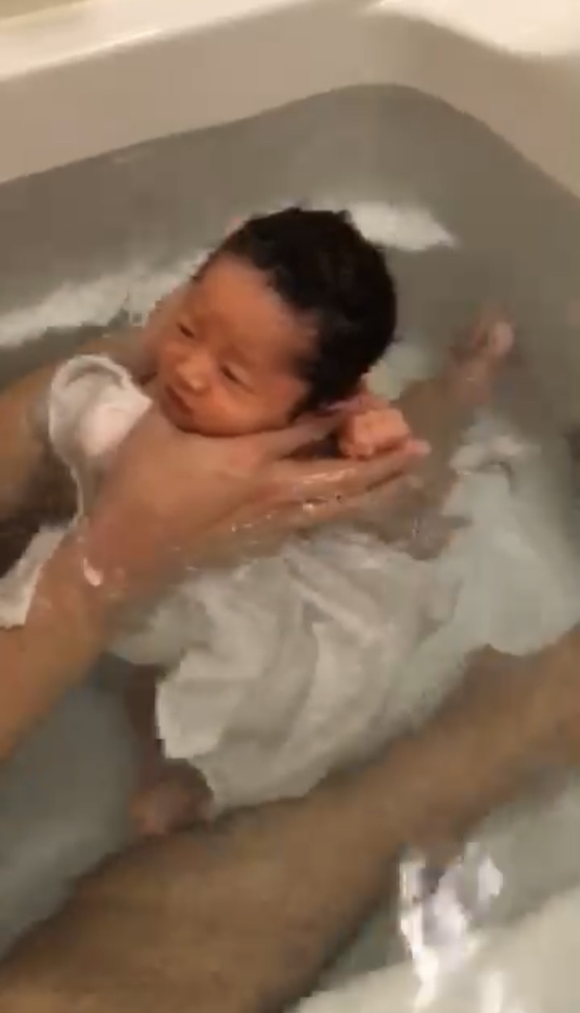 山田産婦人科での赤ちゃんの沐浴YouTube_b0109423_22565459.jpg