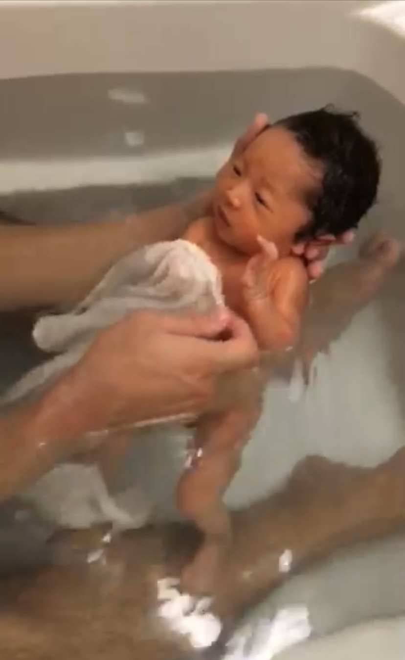 山田産婦人科での赤ちゃんの沐浴YouTube_b0109423_22565508.jpg