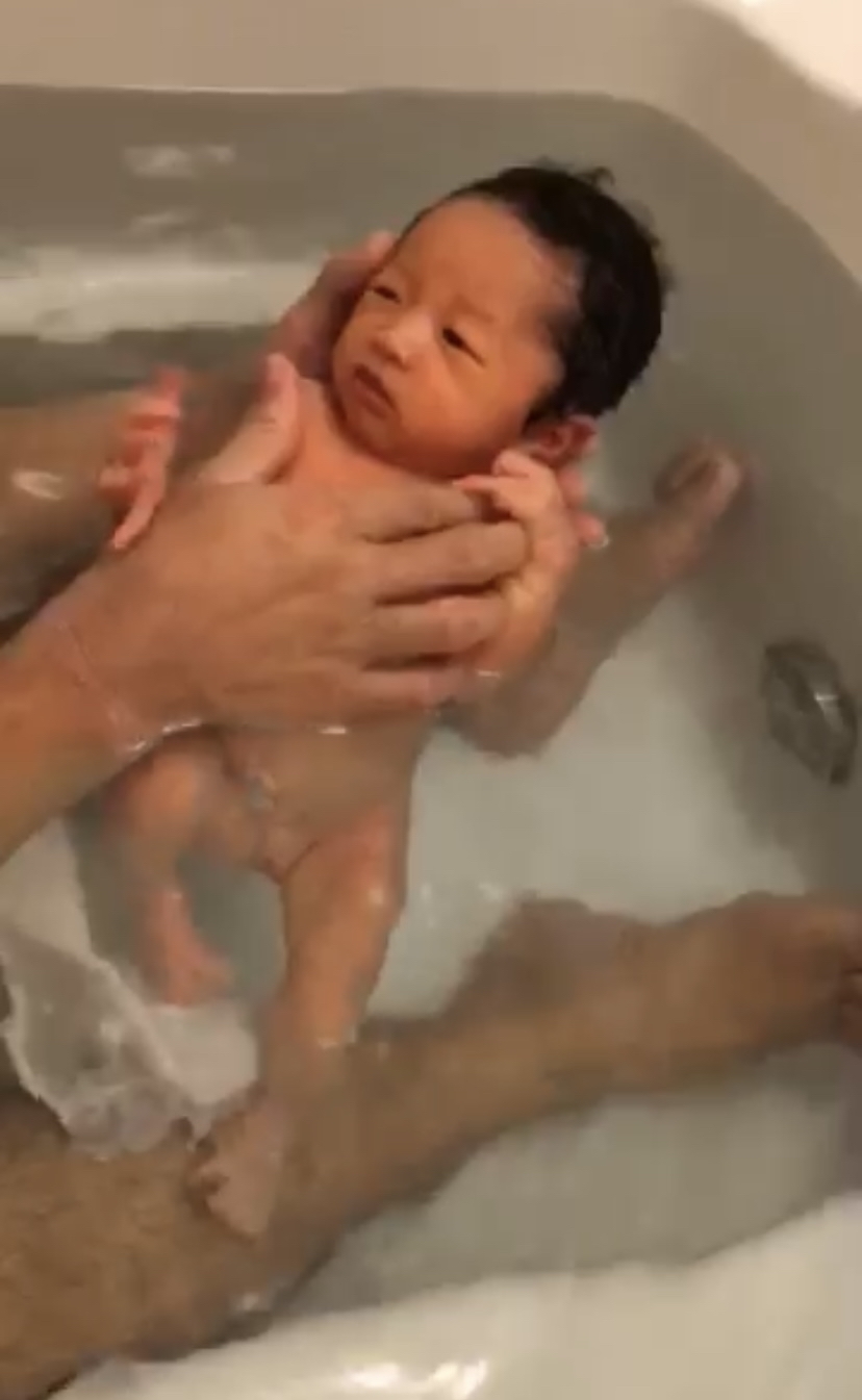 山田産婦人科での赤ちゃんの沐浴YouTube_b0109423_22565639.jpg