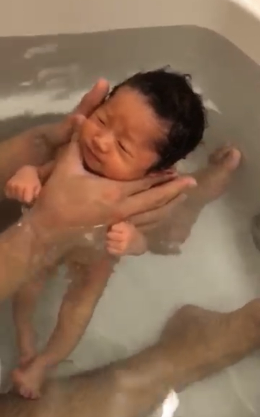 山田産婦人科での赤ちゃんの沐浴YouTube_b0109423_22565671.jpg
