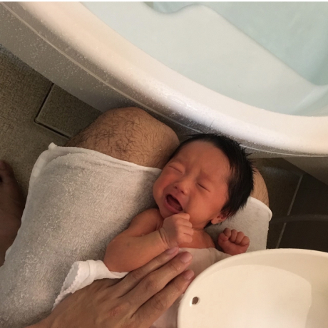 山田産婦人科での赤ちゃんの沐浴YouTube_b0109423_22592440.jpg