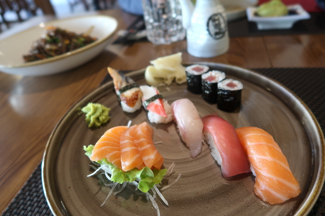 銀色のボルセーナ湖バラと寿司遅ればせのバレンタイン_f0234936_05101096.jpg