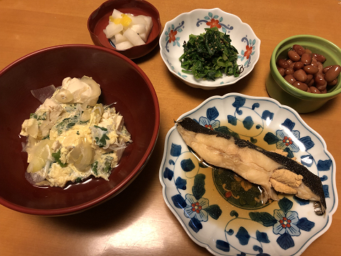 浅羽カレイ煮つけと 豆腐としらすの玉子とじと ほうれん草胡麻和えと 柚子大根 それにお味噌汁 かやうにさふらふ 浅羽カレイ煮つけと 豆腐としらすの玉子とじと ほうれん草胡麻和えと 柚子大根 それにお味噌汁 かやうにさふらふ