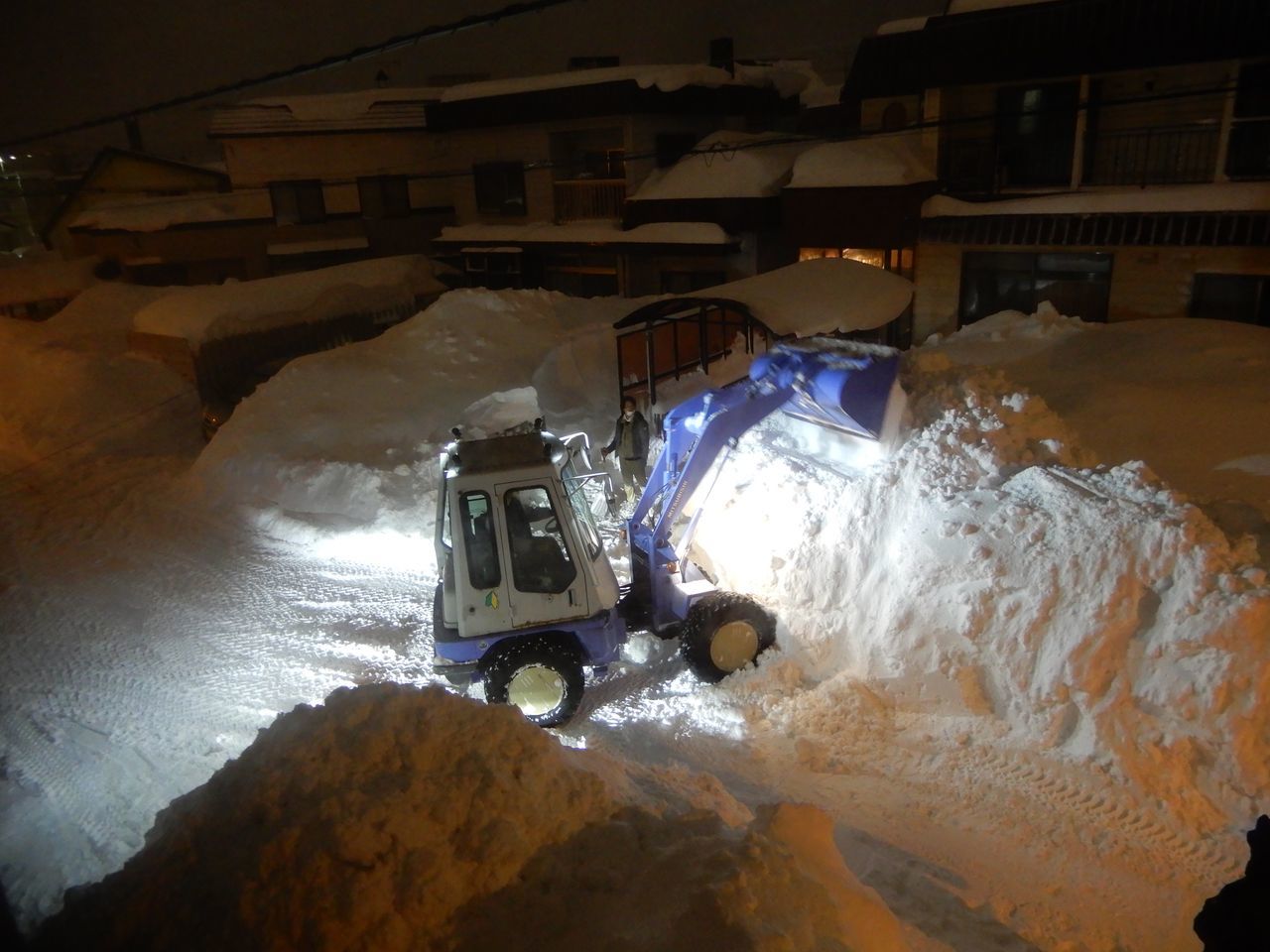 スーパー猫の日に猛烈な吹きだまり豪雪_c0025115_22284659.jpg