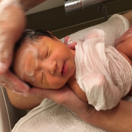 山田産婦人科での赤ちゃんの沐浴YouTube_b0109423_18380293.jpg