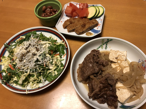 肉豆腐と ビーフカツと 香草しらすサラダと 煮豆 それにお味噌汁 かやうにさふらふ 肉豆腐と ビーフカツと 香草しらすサラダと 煮豆 それにお味噌汁 かやうにさふらふ