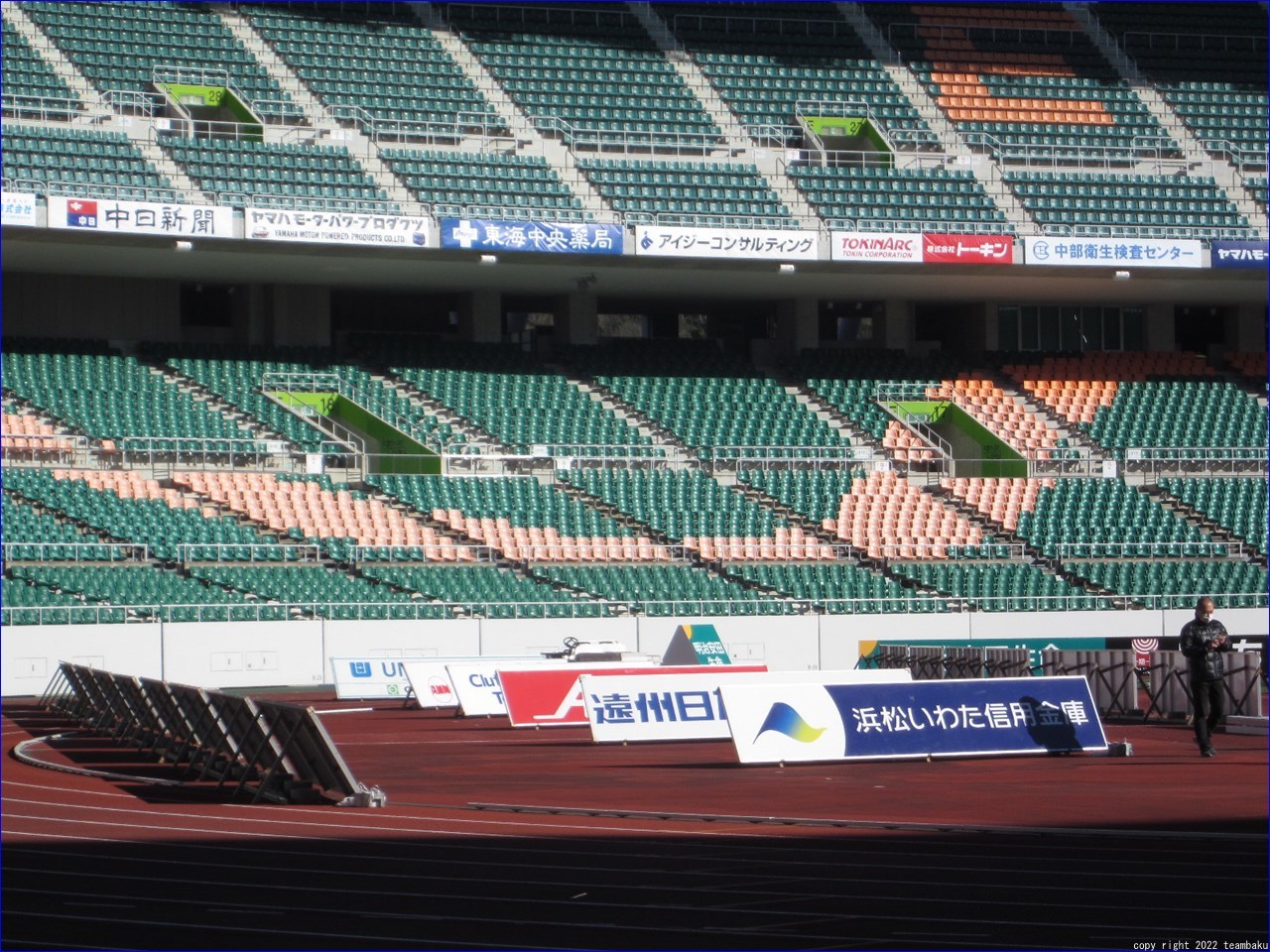 エコパスタジアムと枝垂れ梅 エコパの森ウォーキング_c0376508_18505477.jpg