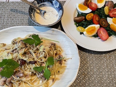 鯖缶とキャベツのパスタ ほうれん草とゆで卵のサラダ やせっぽちソプラノのキッチン２