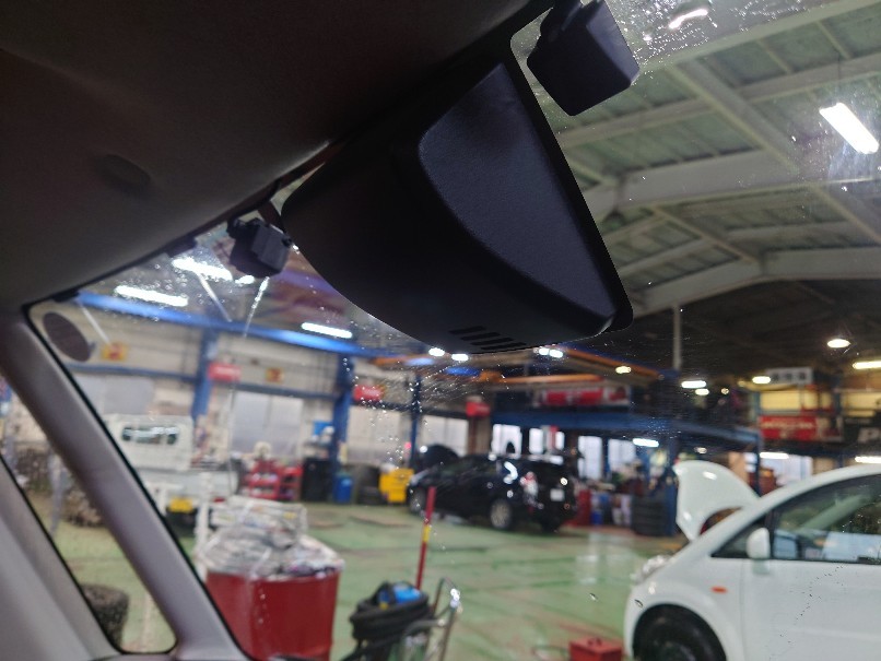 最近の安全装置がついているお車のフロントガラス交換について_b0237229_17035418.jpg