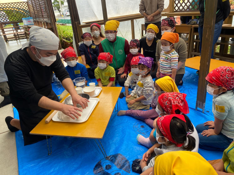 青空ようちえん〔週末〕沖縄そばづくりwith麺家にらい(2/19)人気沖縄そば屋さんの並里店長直伝!こねて、伸ばして、切って、親子で沖縄そば作りに挑戦!_d0363878_20354708.jpg