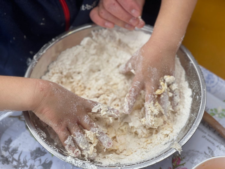 青空ようちえん〔週末〕沖縄そばづくりwith麺家にらい(2/19)人気沖縄そば屋さんの並里店長直伝!こねて、伸ばして、切って、親子で沖縄そば作りに挑戦!_d0363878_20395111.jpg