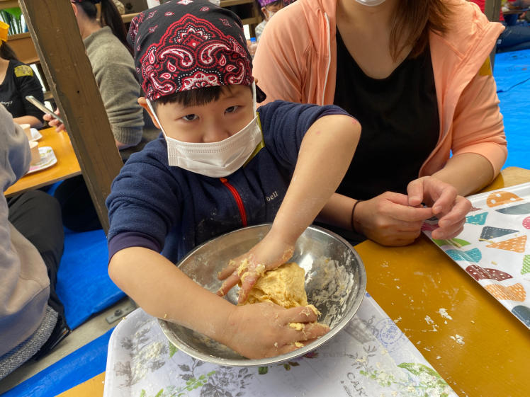青空ようちえん〔週末〕沖縄そばづくりwith麺家にらい(2/19)人気沖縄そば屋さんの並里店長直伝!こねて、伸ばして、切って、親子で沖縄そば作りに挑戦!_d0363878_20420334.jpg