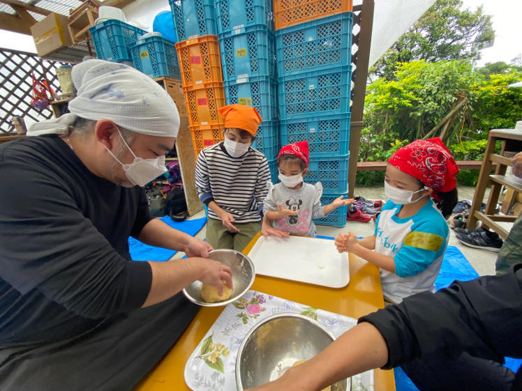 青空ようちえん〔週末〕沖縄そばづくりwith麺家にらい(2/19)人気沖縄そば屋さんの並里店長直伝!こねて、伸ばして、切って、親子で沖縄そば作りに挑戦!_d0363878_20420825.jpg
