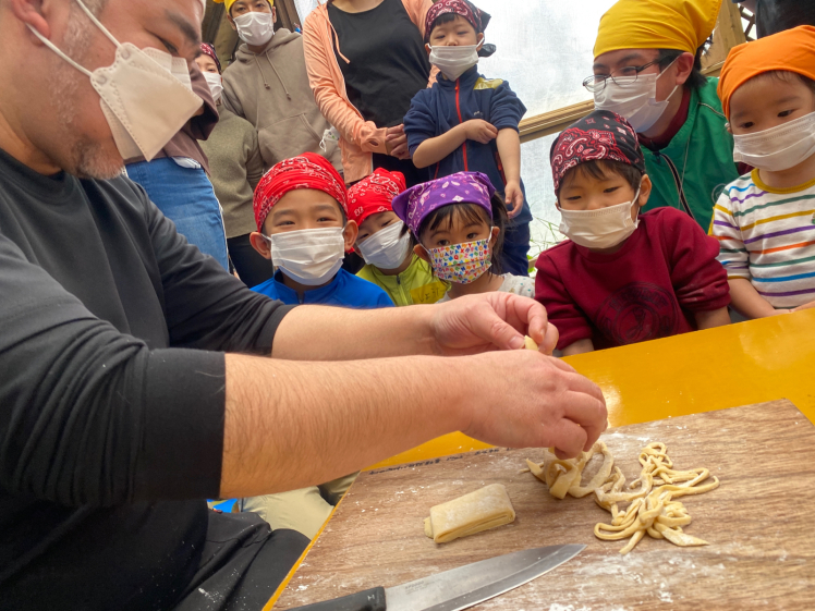 青空ようちえん〔週末〕沖縄そばづくりwith麺家にらい(2/19)人気沖縄そば屋さんの並里店長直伝!こねて、伸ばして、切って、親子で沖縄そば作りに挑戦!_d0363878_20430156.jpg