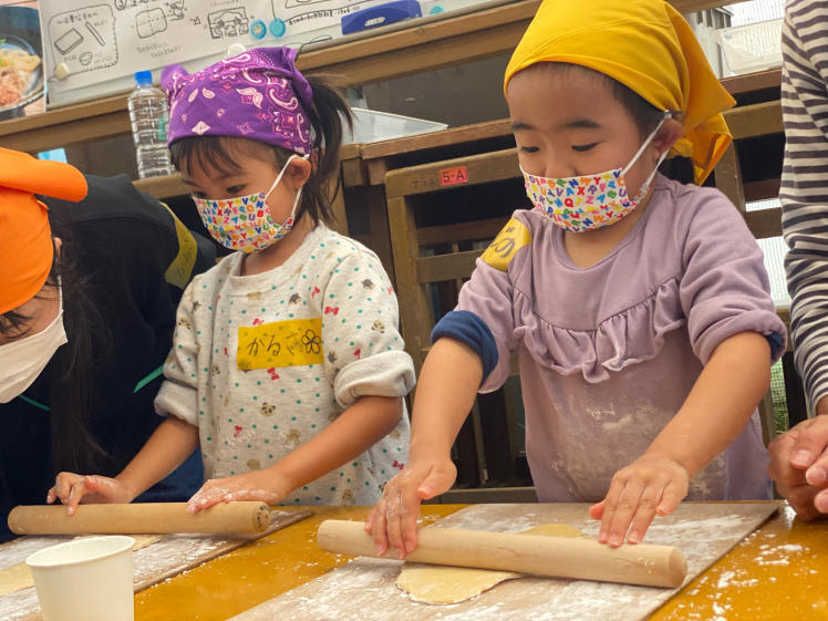 青空ようちえん〔週末〕沖縄そばづくりwith麺家にらい(2/19)人気沖縄そば屋さんの並里店長直伝!こねて、伸ばして、切って、親子で沖縄そば作りに挑戦!_d0363878_20435627.jpg