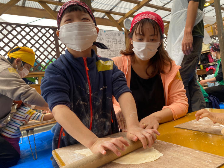 青空ようちえん〔週末〕沖縄そばづくりwith麺家にらい(2/19)人気沖縄そば屋さんの並里店長直伝!こねて、伸ばして、切って、親子で沖縄そば作りに挑戦!_d0363878_20451565.jpg