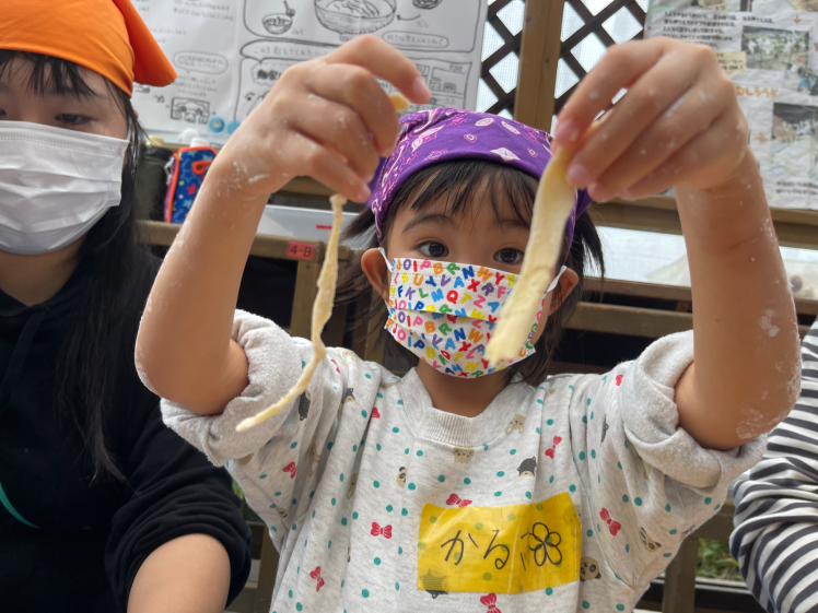青空ようちえん〔週末〕沖縄そばづくりwith麺家にらい(2/19)人気沖縄そば屋さんの並里店長直伝!こねて、伸ばして、切って、親子で沖縄そば作りに挑戦!_d0363878_20460293.jpg