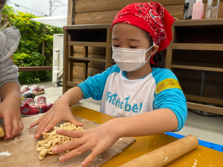 青空ようちえん〔週末〕沖縄そばづくりwith麺家にらい(2/19)人気沖縄そば屋さんの並里店長直伝!こねて、伸ばして、切って、親子で沖縄そば作りに挑戦!_d0363878_20473355.jpg