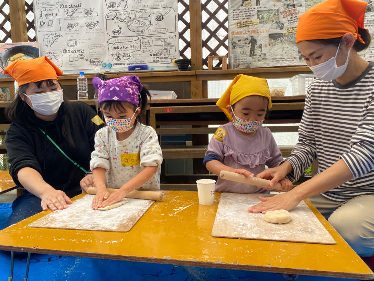 青空ようちえん〔週末〕沖縄そばづくりwith麺家にらい(2/19)人気沖縄そば屋さんの並里店長直伝!こねて、伸ばして、切って、親子で沖縄そば作りに挑戦!_d0363878_20483050.jpg