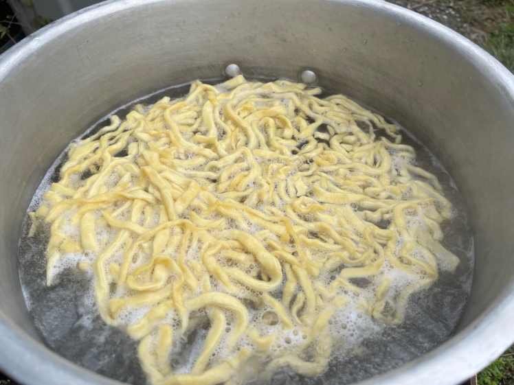 青空ようちえん〔週末〕沖縄そばづくりwith麺家にらい(2/19)人気沖縄そば屋さんの並里店長直伝!こねて、伸ばして、切って、親子で沖縄そば作りに挑戦!_d0363878_20483389.jpg